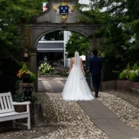 Danielle van Ommen Fotografie - bruidspaar gaat door de poort van Kasteel Groot Buggenum